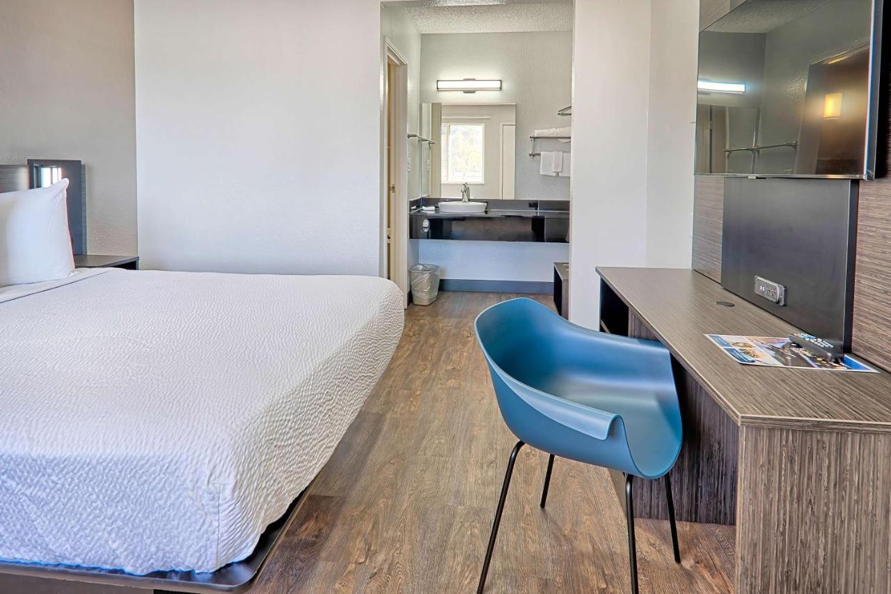 Hotel 6-lancaster, Ca