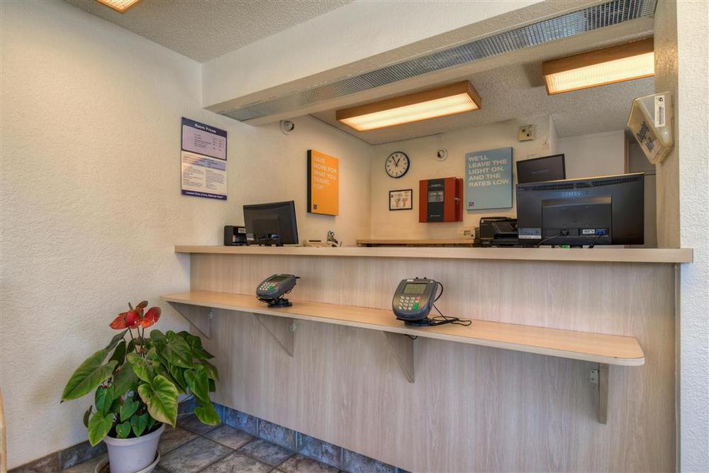 6-lancaster, Ca Hotel