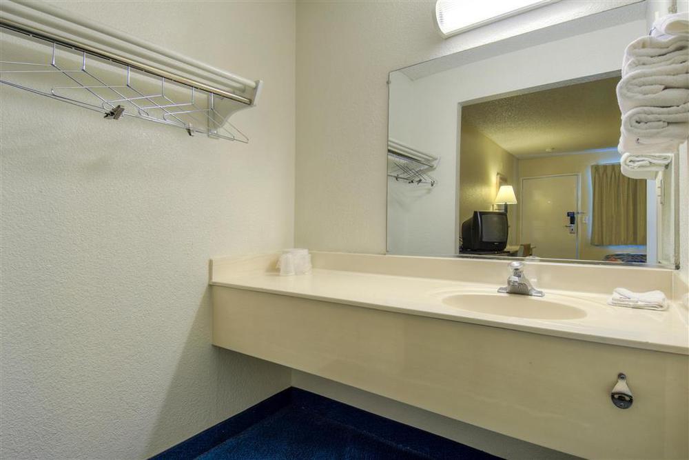 6-lancaster, Ca Hotel